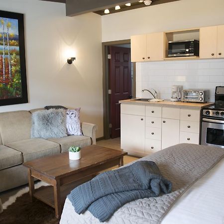 Yamnuska Suites Канмор Екстериор снимка
