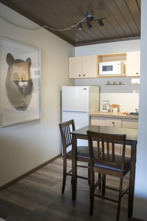 Yamnuska Suites Канмор Екстериор снимка