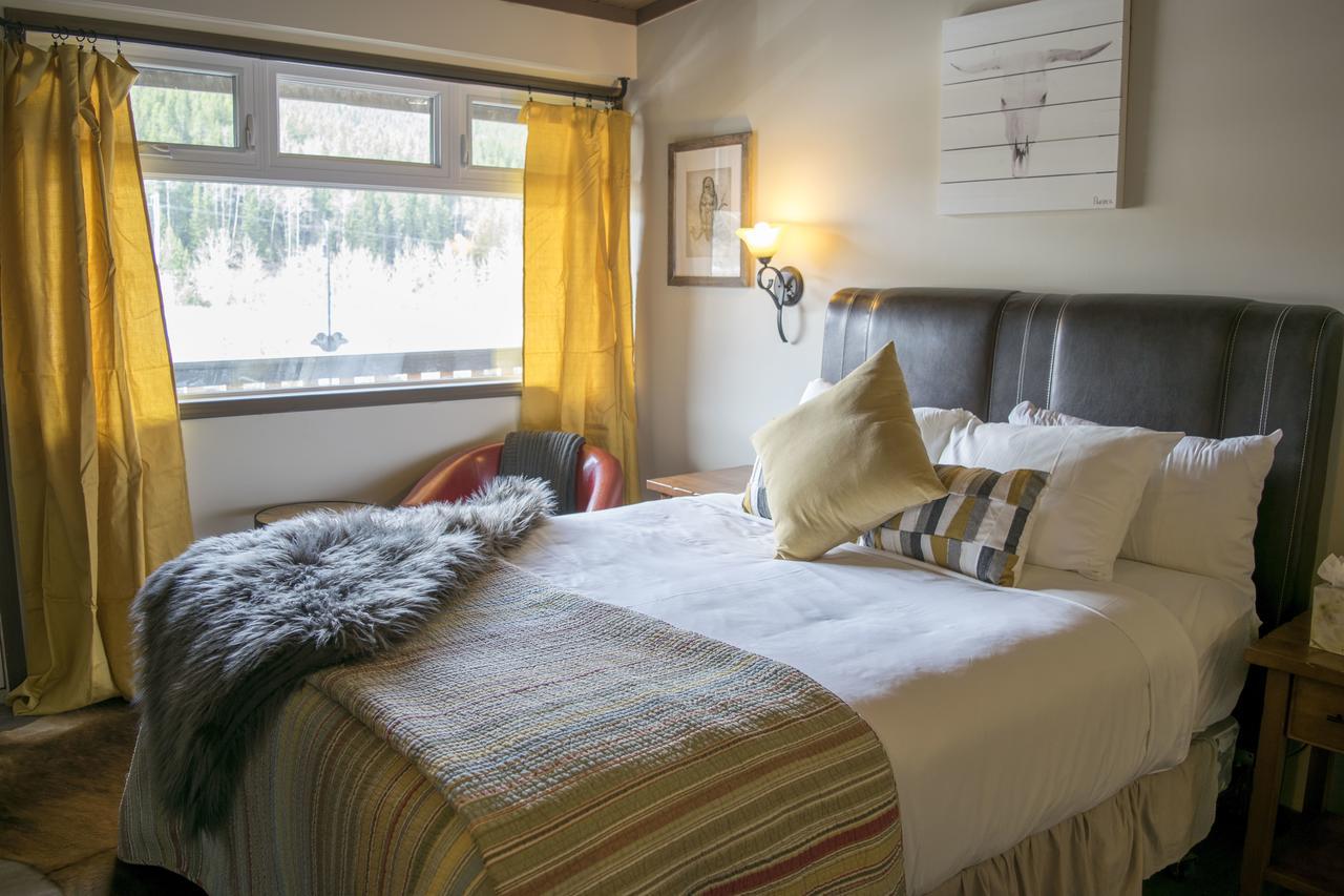 Yamnuska Suites Канмор Екстериор снимка