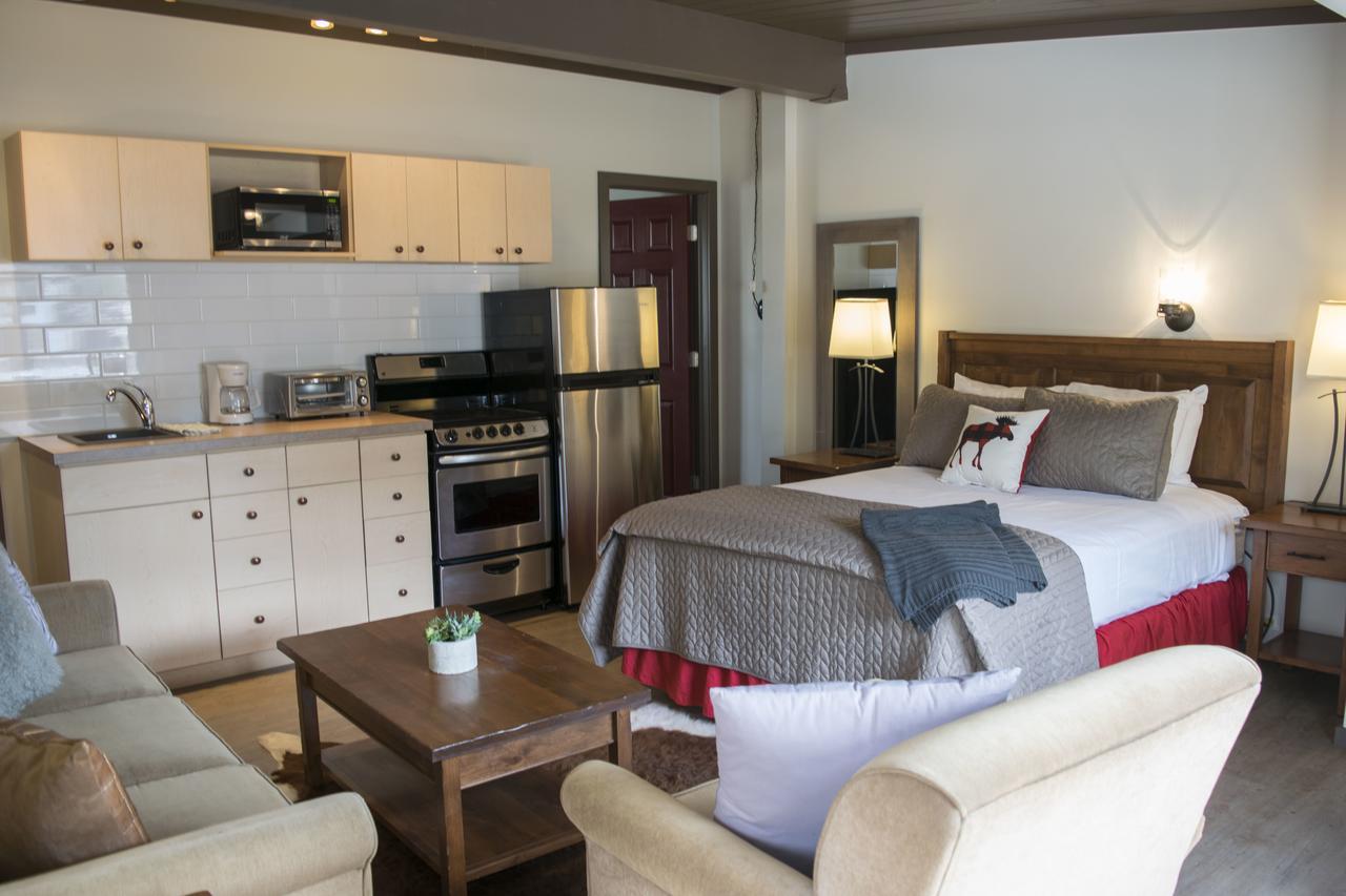 Yamnuska Suites Канмор Екстериор снимка