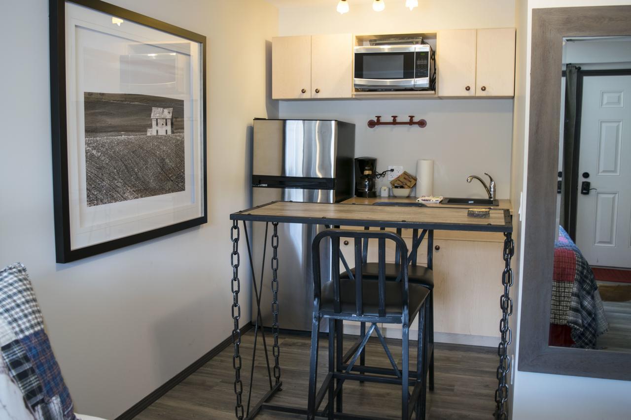 Yamnuska Suites Канмор Екстериор снимка