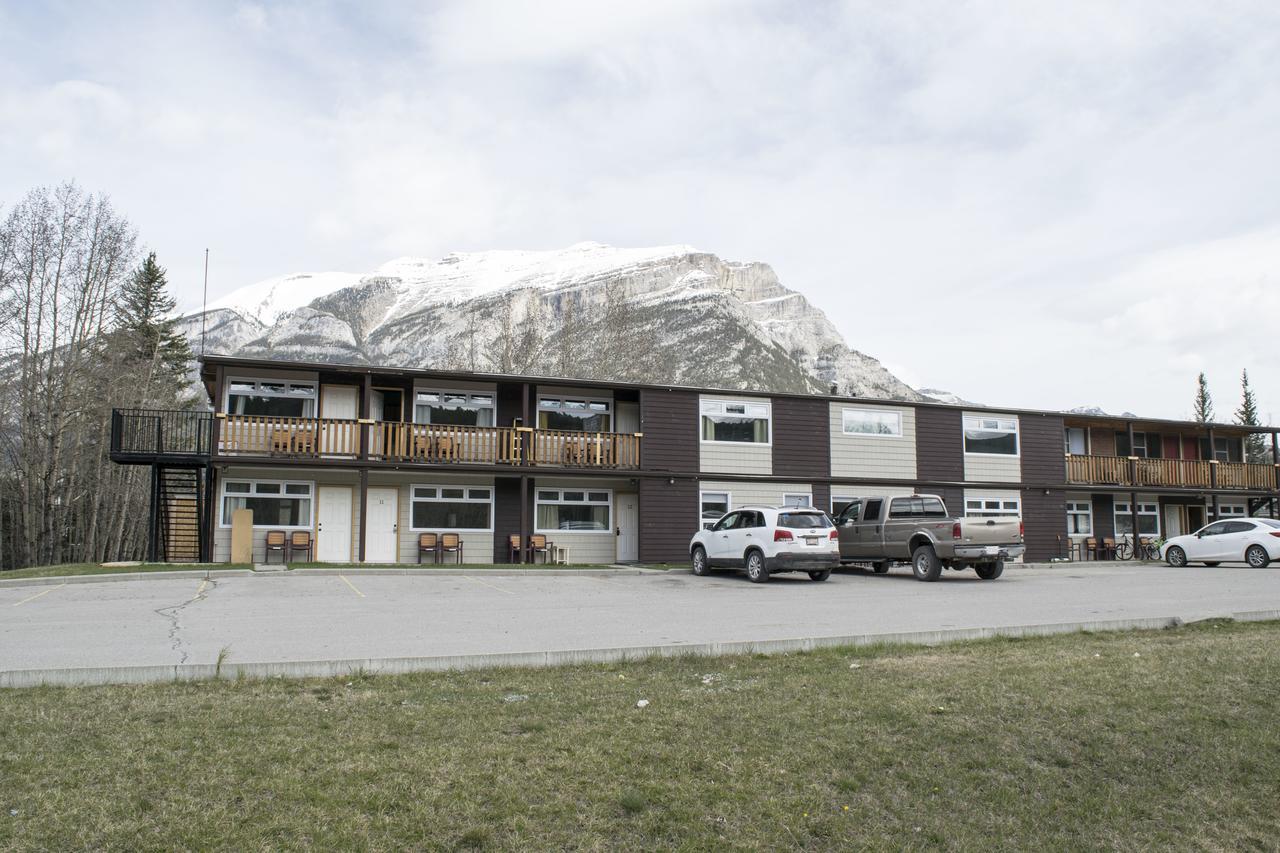 Yamnuska Suites Канмор Екстериор снимка